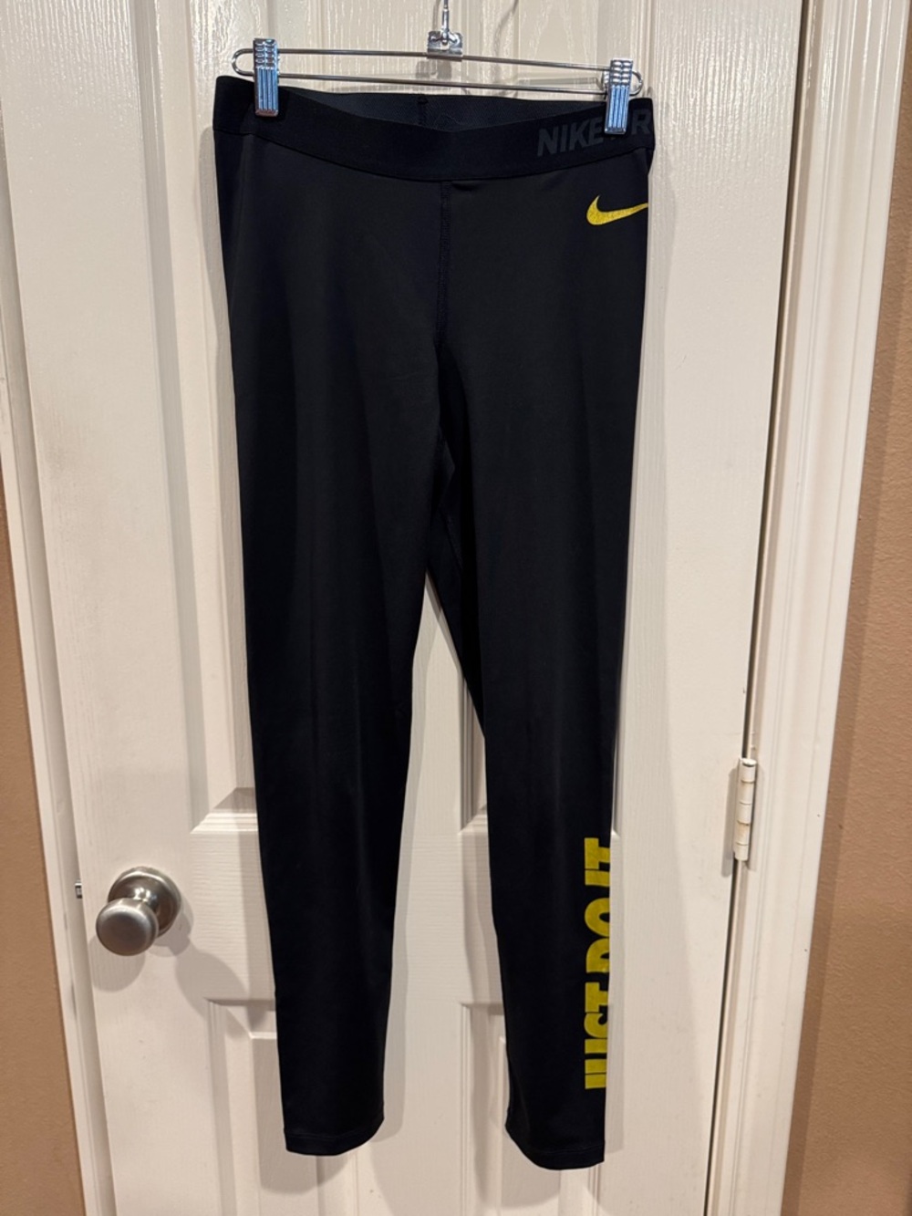 NIKE Pro Women’s Leggings/Training wear in Black and Gold. Sz Medium
